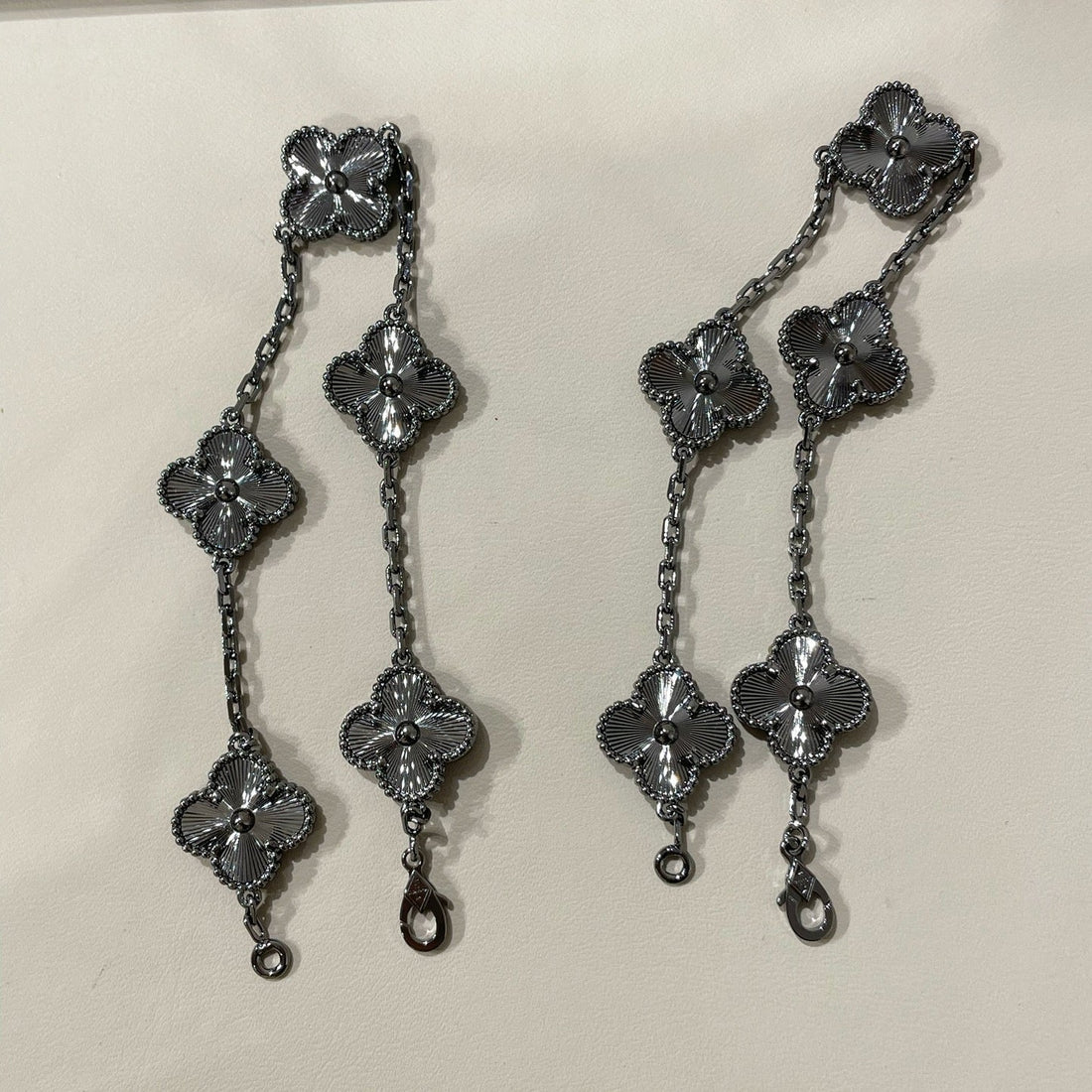 [Garvey ]CLOVER 5 MOTIF BLACK BRACELET
