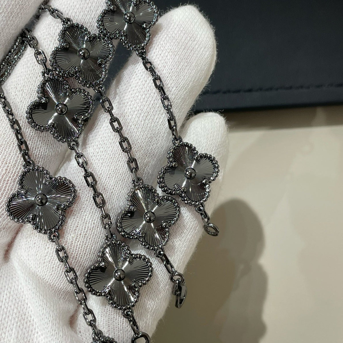 [Garvey ]CLOVER 5 MOTIF BLACK BRACELET