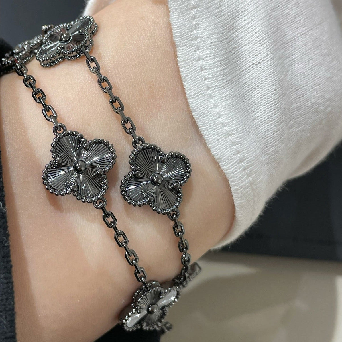 [Garvey ]CLOVER 5 MOTIF BLACK BRACELET