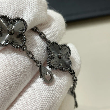 [Garvey ]CLOVER 5 MOTIF BLACK BRACELET
