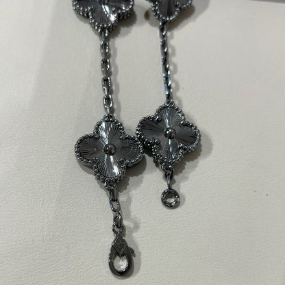 [Garvey ]CLOVER 5 MOTIF BLACK BRACELET