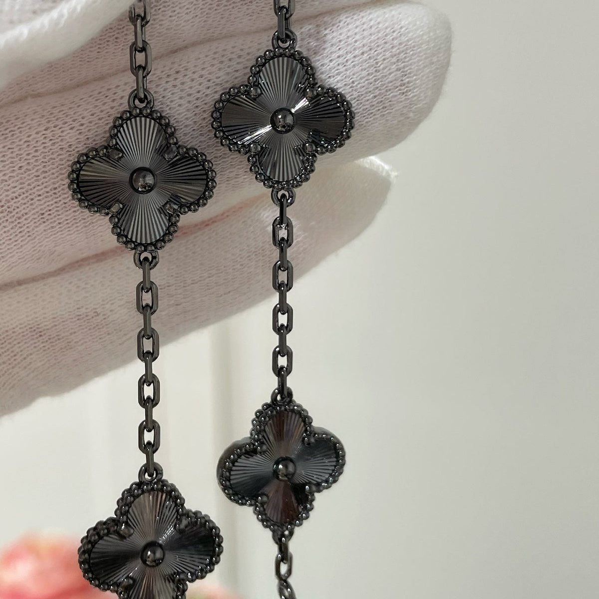 [Garvey ]CLOVER 5 MOTIF BLACK BRACELET