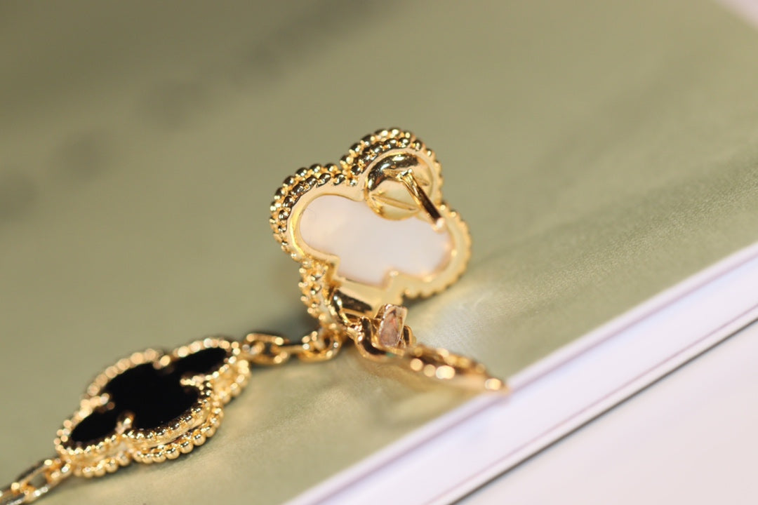 [Garvey ]CLOVER EARRINGS GOLD ONYX MOP 3 MOTIF