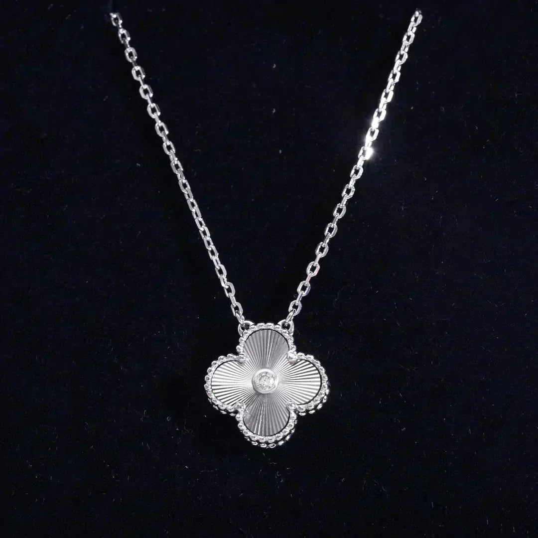 [Garvey ]CLOVER  15MM DIAMOND LASER NECKLACE SILVER
