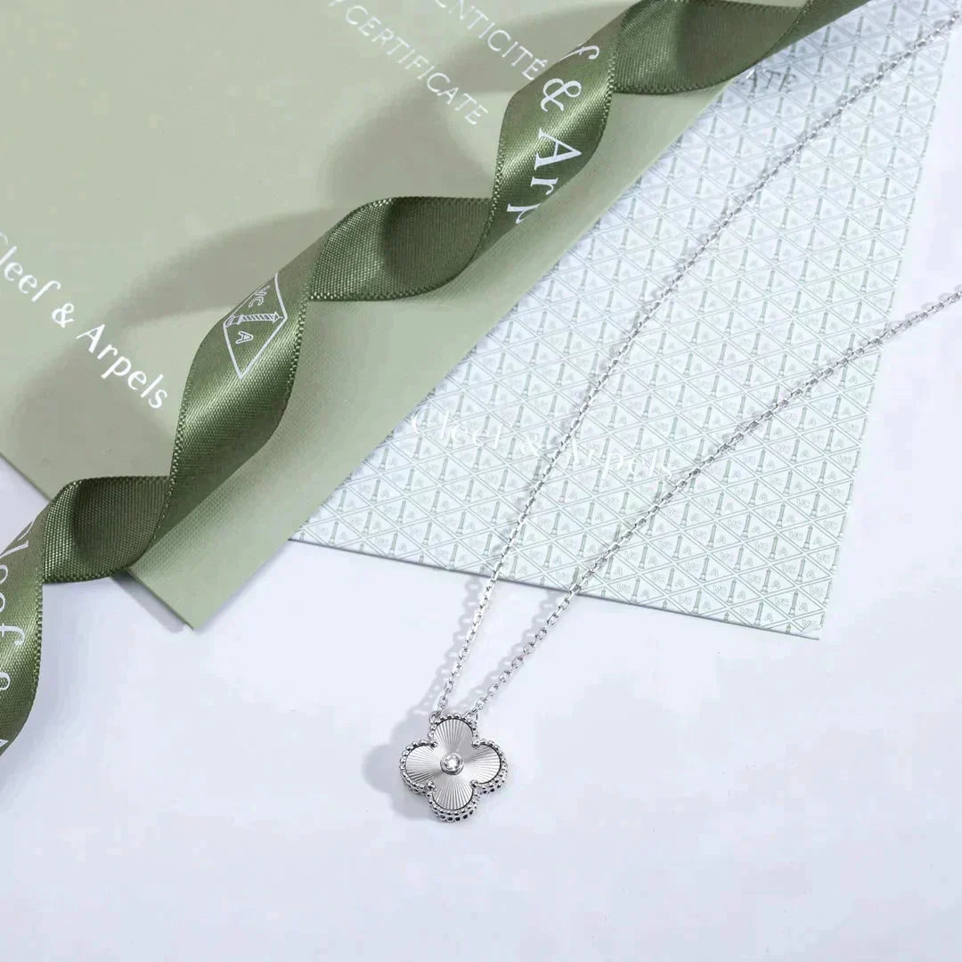 [Garvey ]CLOVER  15MM DIAMOND LASER NECKLACE SILVER