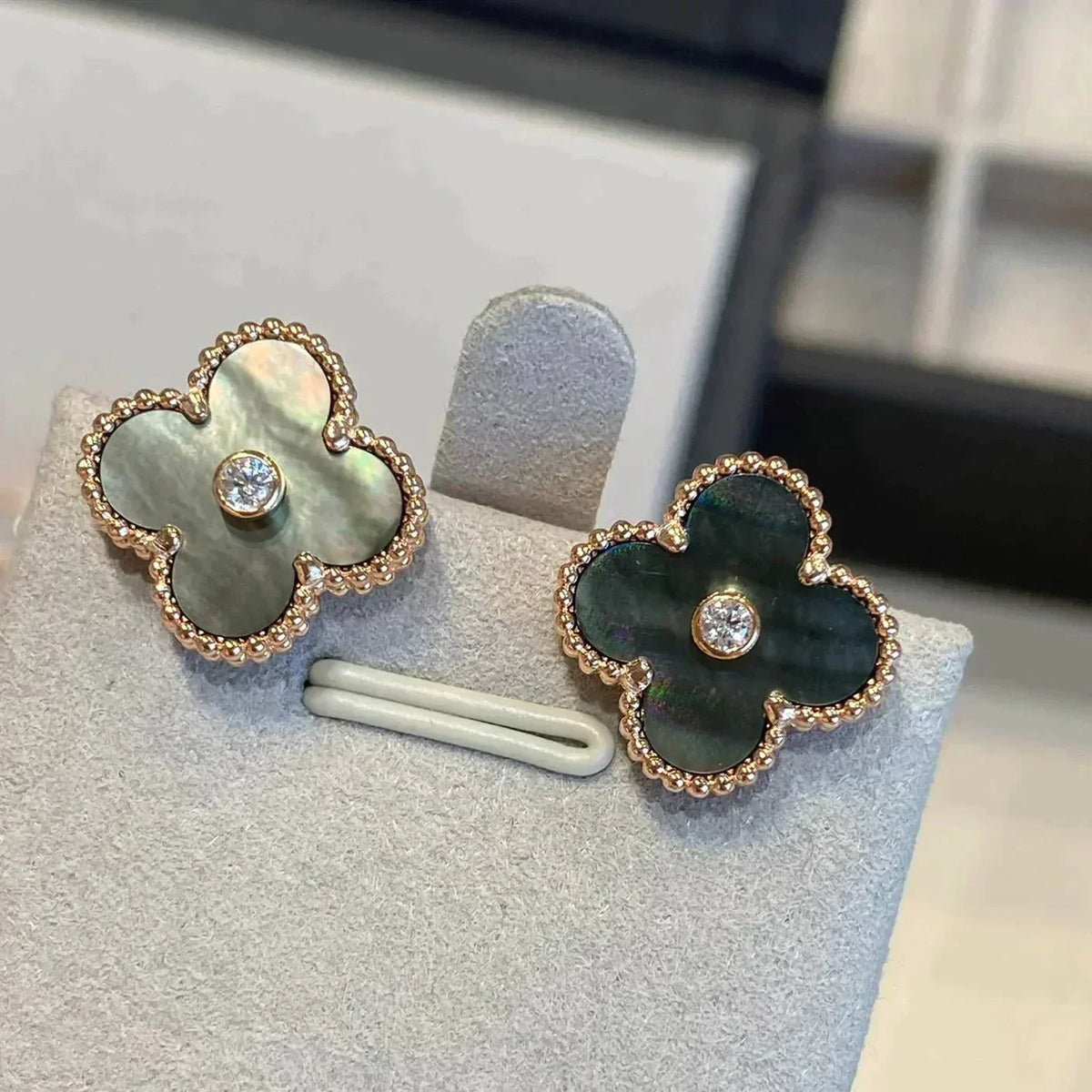[Garvey ]CLOVER MEDIUM 1 MOTIFS GRAY MOP  DIAMOND EARRINGS
