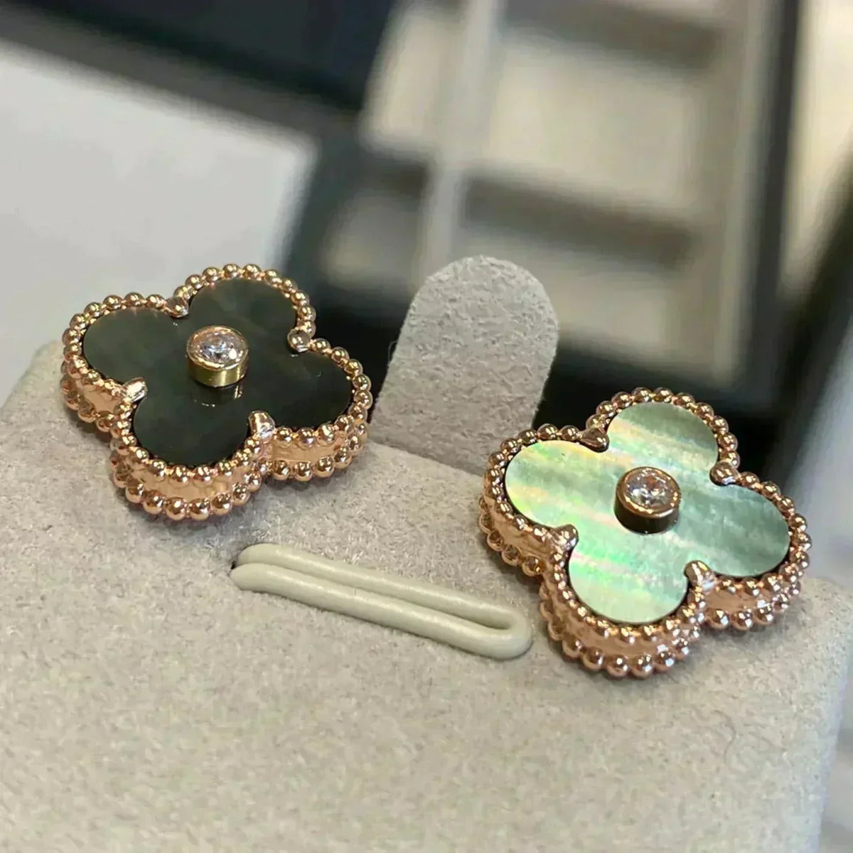 [Garvey ]CLOVER MEDIUM 1 MOTIFS GRAY MOP  DIAMOND EARRINGS
