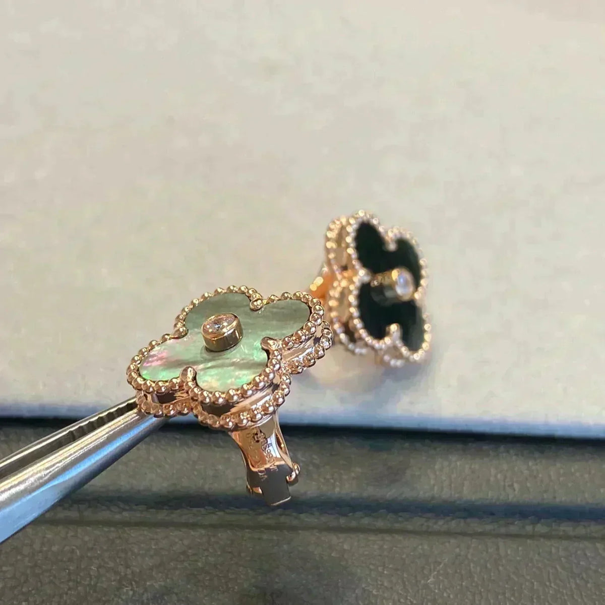 [Garvey ]CLOVER MEDIUM 1 MOTIFS GRAY MOP  DIAMOND EARRINGS