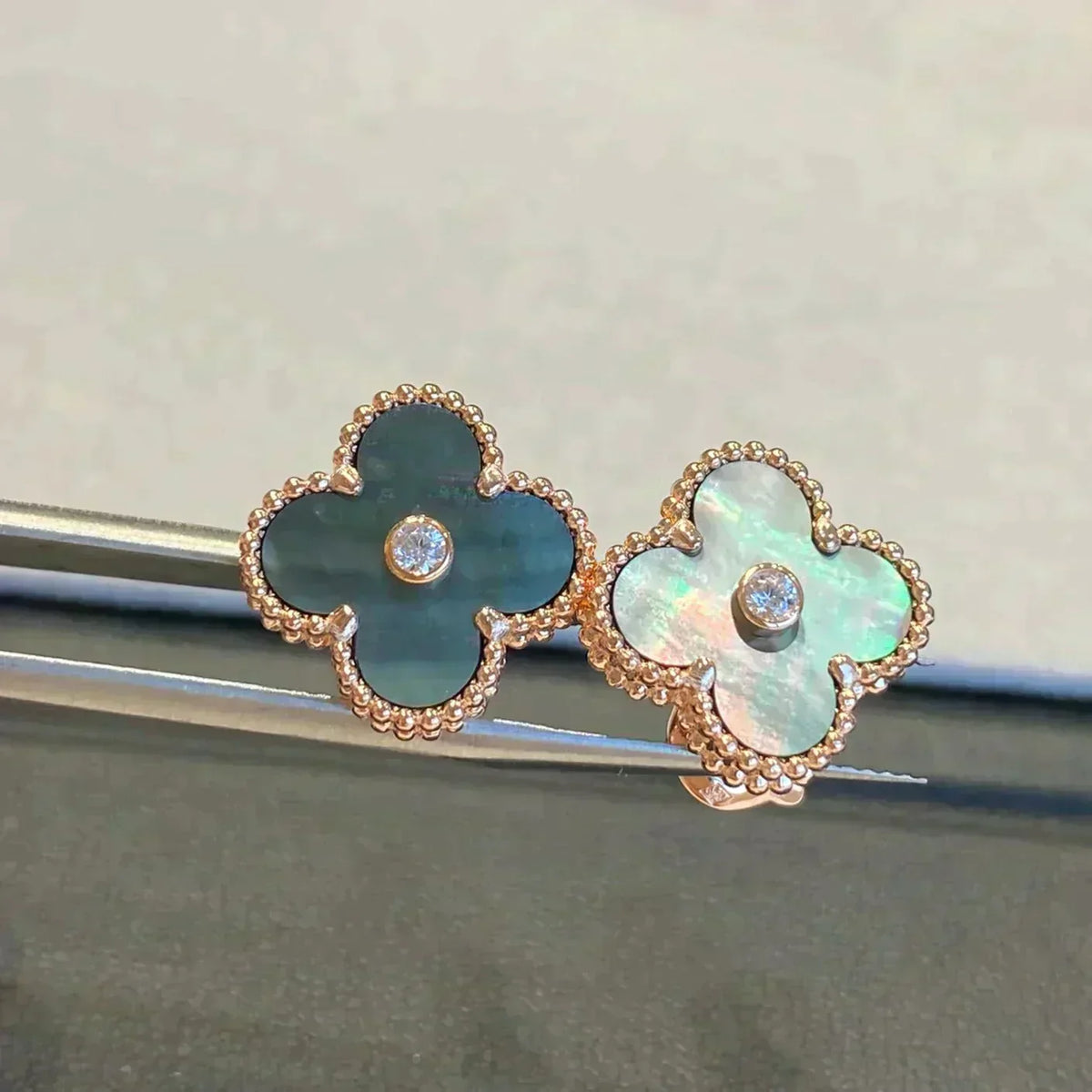 [Garvey ]CLOVER MEDIUM 1 MOTIFS GRAY MOP  DIAMOND EARRINGS