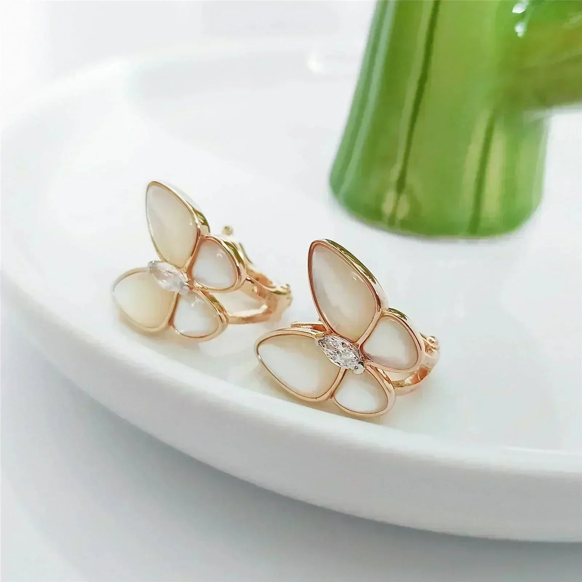 [Garvey ]BUTTERFLY MOP DIAMOND EARRINGS