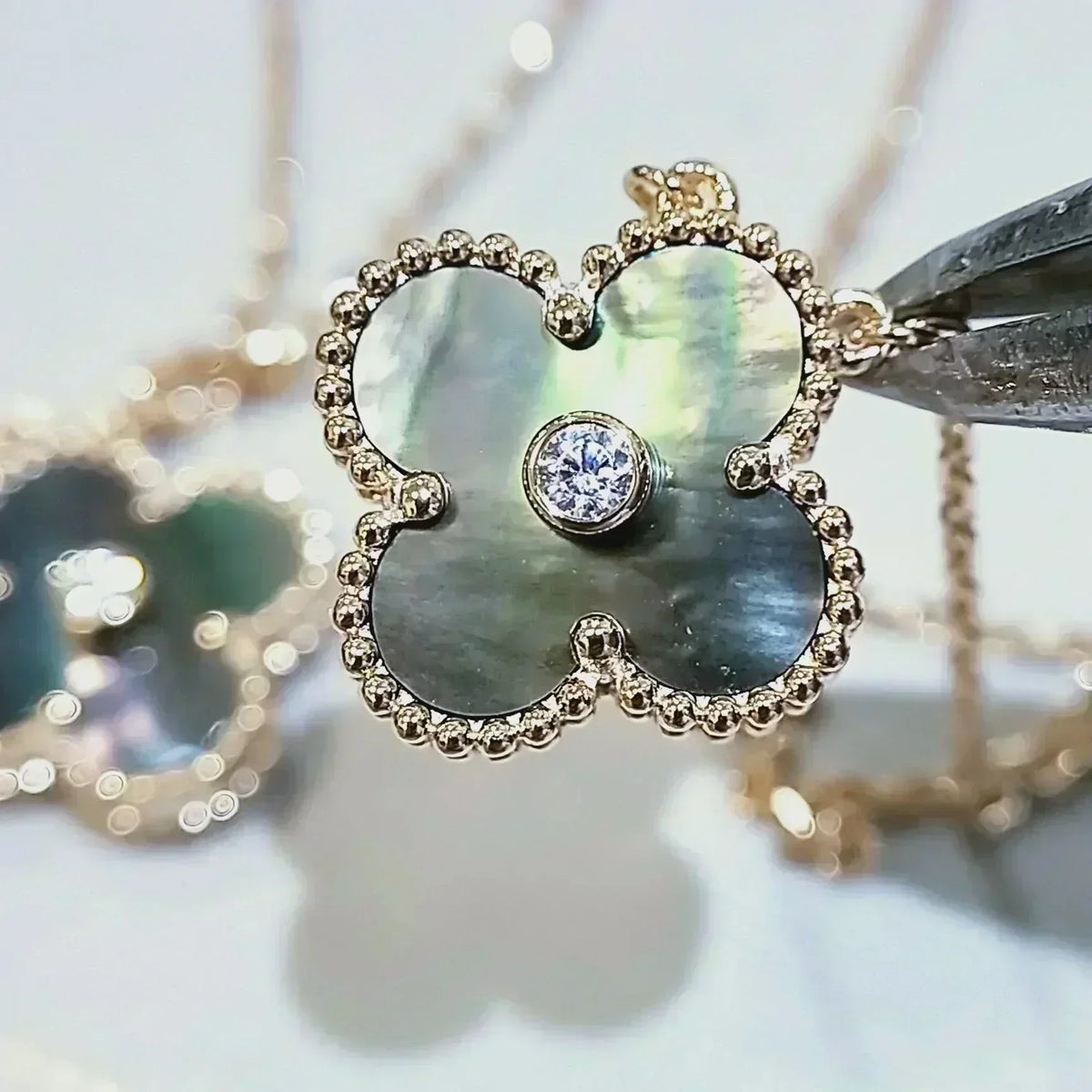 [Garvey ]CLOVER 15MM DIAMOND AND MOTHER-OF-GREY NECKLACE