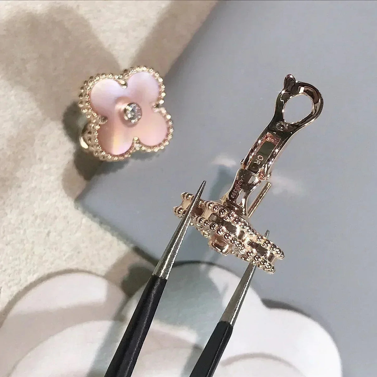 [Garvey ]CLOVER MEDIUM 1 MOTIFS  PINK MOP DIAMOND EARRINGS