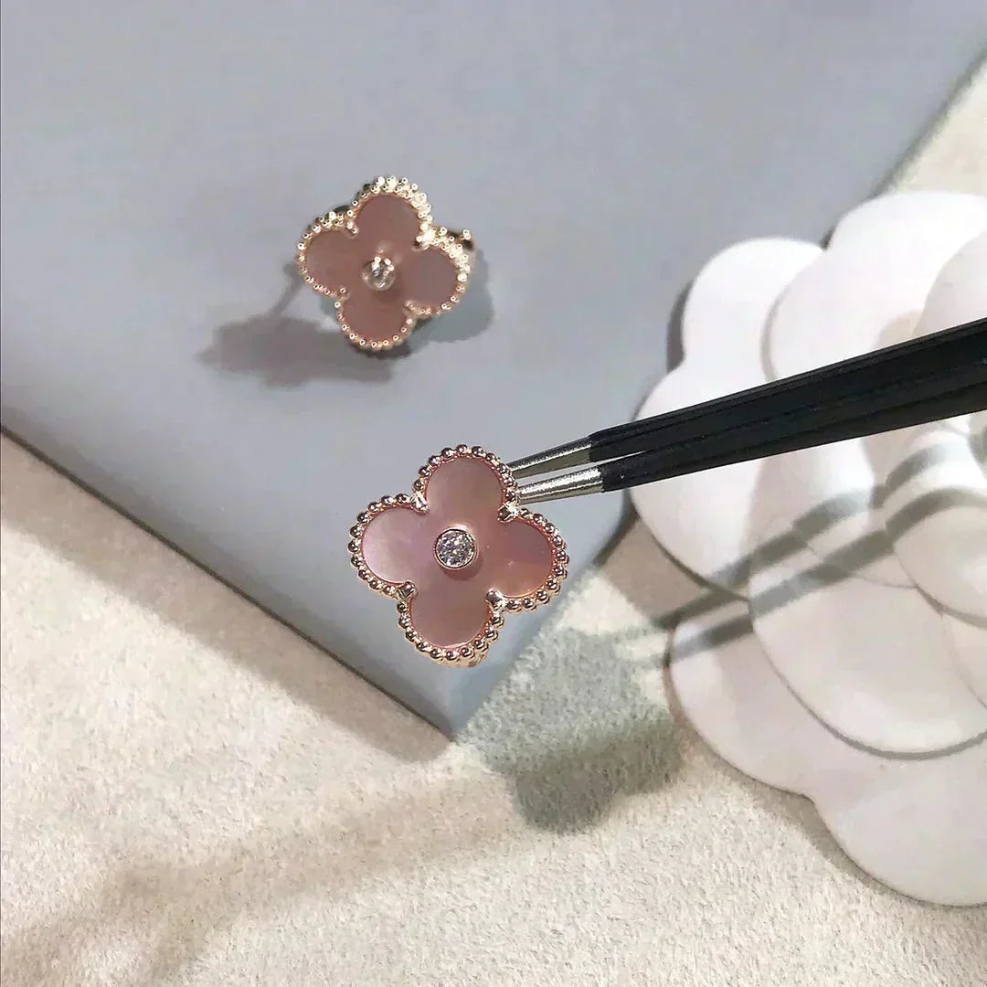 [Garvey ]CLOVER MEDIUM 1 MOTIFS  PINK MOP DIAMOND EARRINGS