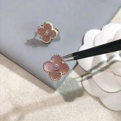 [Garvey ]CLOVER MEDIUM 1 MOTIFS  PINK MOP DIAMOND EARRINGS