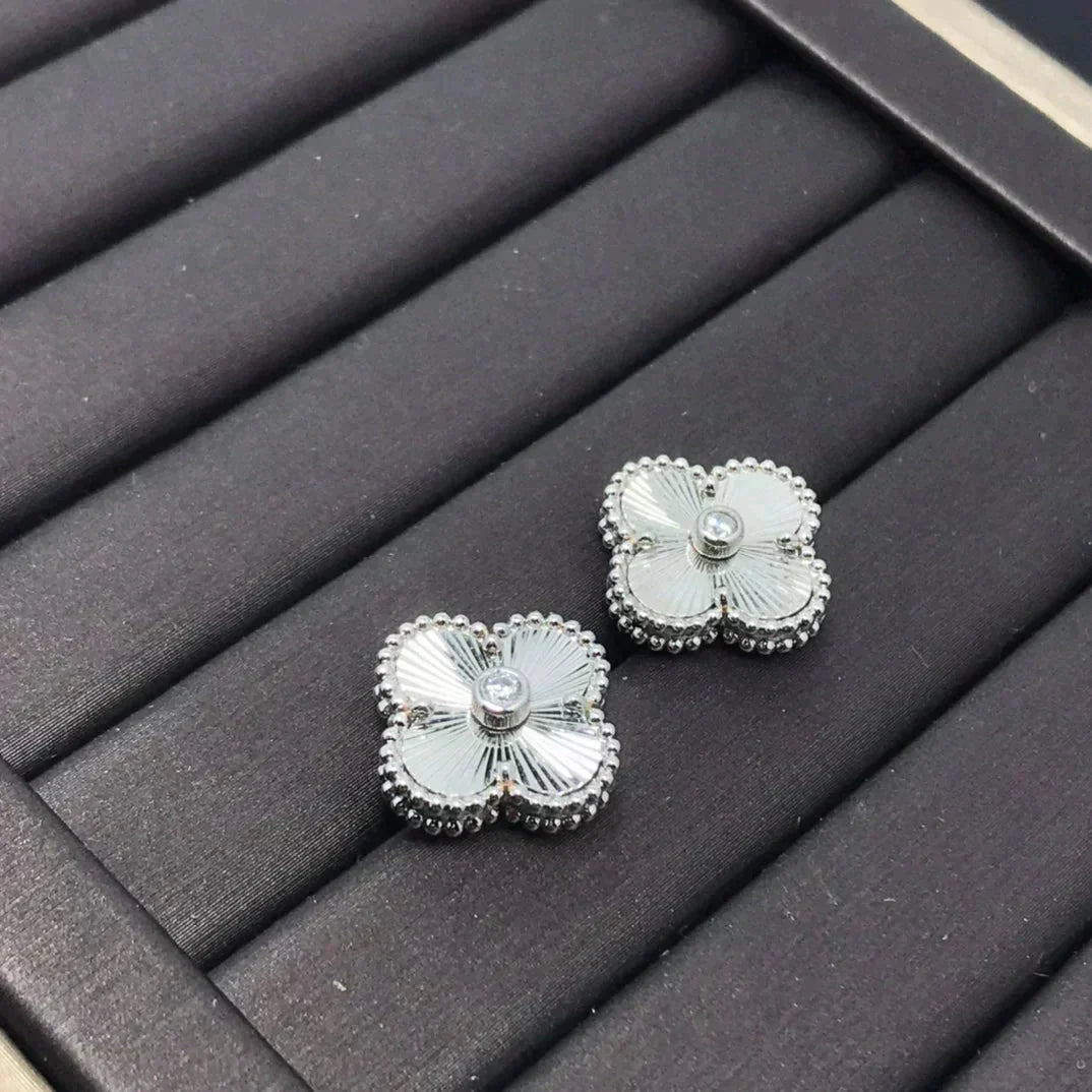 [Garvey ]CLOVER MINI 9.5MM LASER EARRINGS