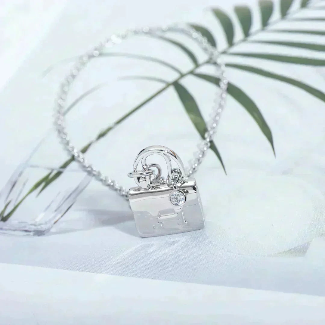 [Garvey ]AMULETTE PEDANT SILVER NECKLACE