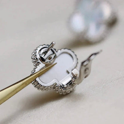 [Garvey ]CLOVER MEDIUM 1 MOTIFS  WHITE MOP EARRINGS SILVER