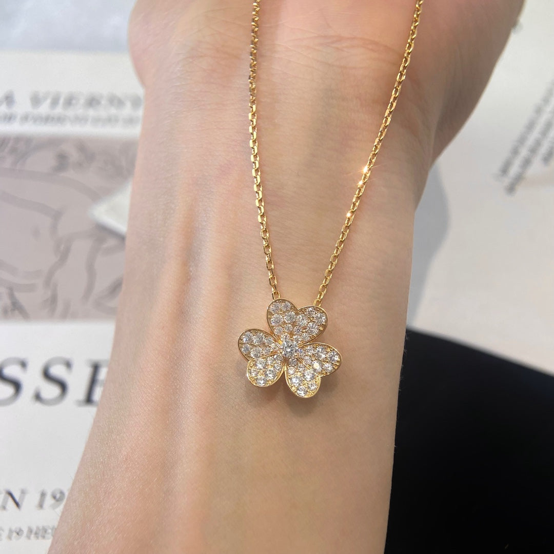 [Garvey]PAVÉ DIAMOND FLOWER CHARM NECKLACE