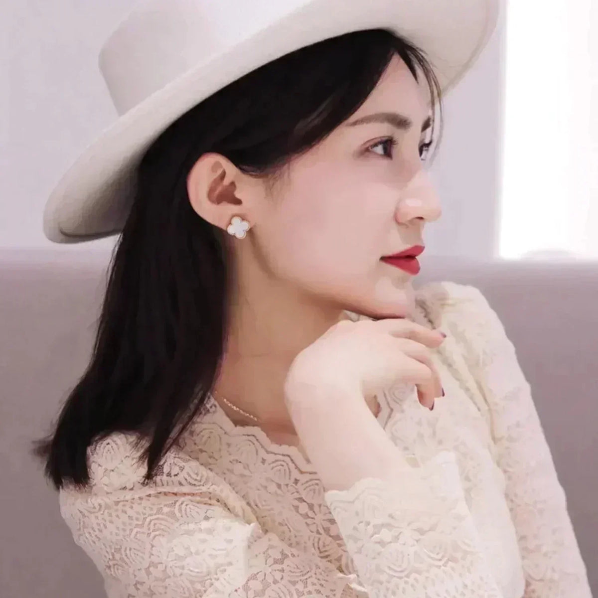 [Garvey ]CLOVER MEDIUM 1 MOTIFS  WHITE MOP STUD EARRINGS