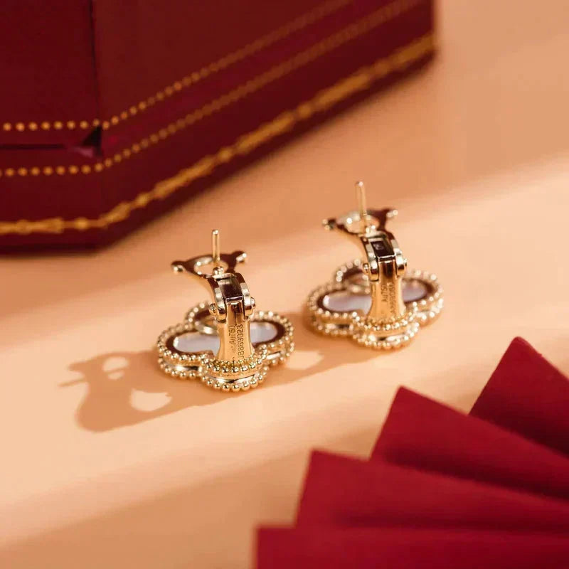 [Garvey ]CLOVER MEDIUM 1 MOTIFS  WHITE MOP STUD EARRINGS