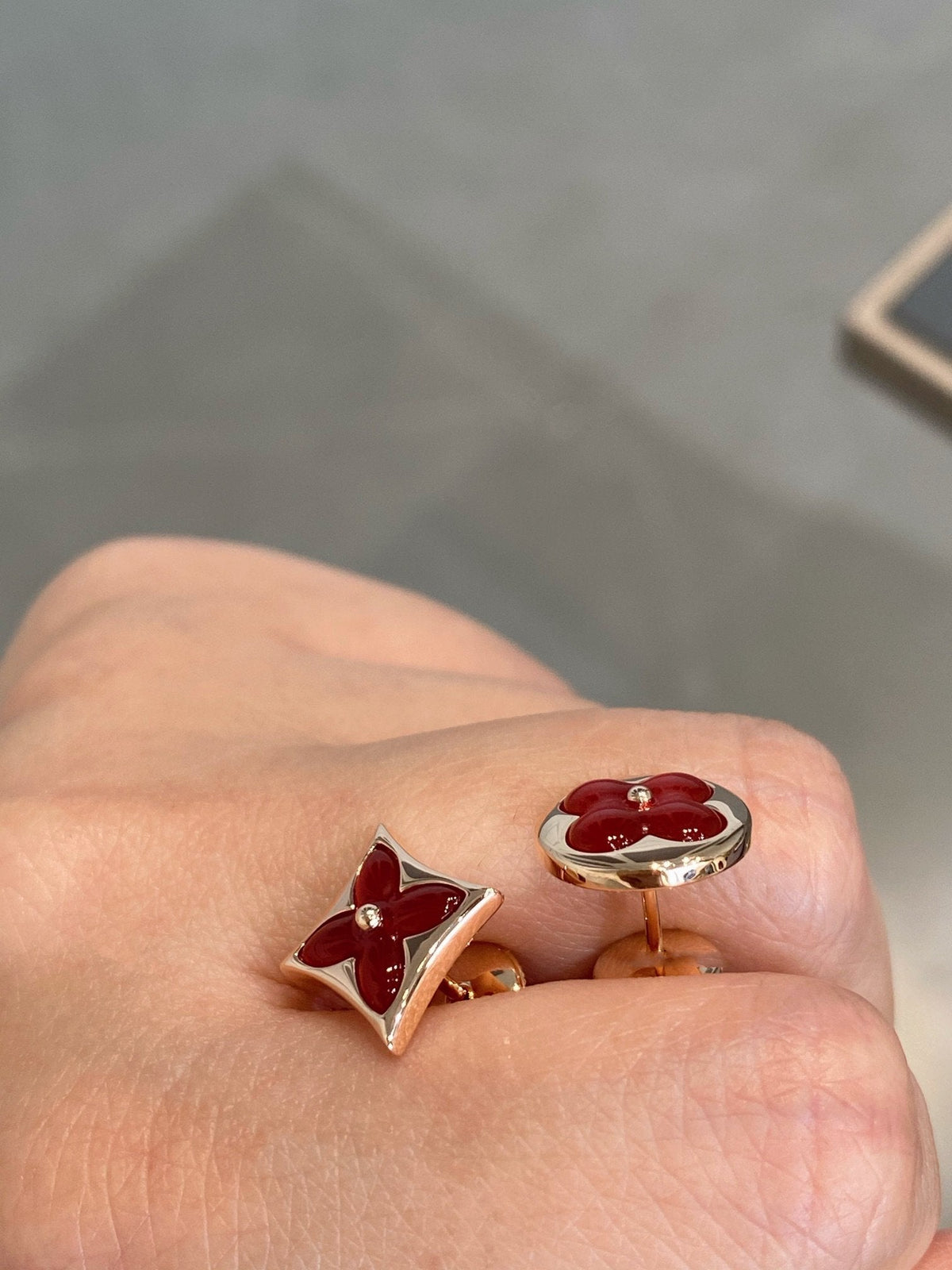 [Garvey ]STAR AND SUN PINK GOLD CARNELIAN STUD EARRINGS