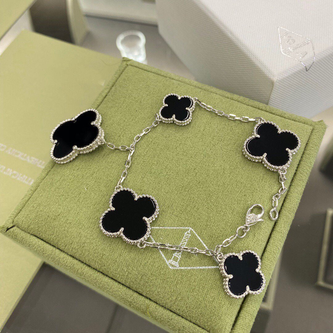 [Garvey ]CLOVER 5 MOTIFS SIVLER ONYX BRACELET