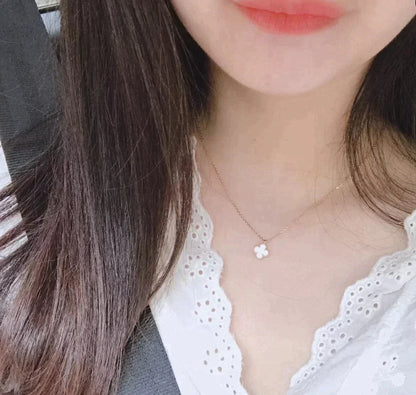[Garvey ]CLOVER MINI 9.5MM WHITE MOTHER-OF-PEARL NECKLACE