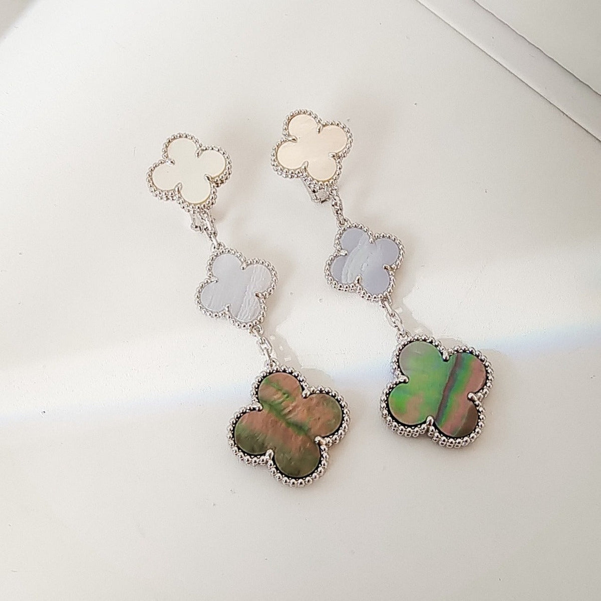 [Garvey ]CLOVER 3 MOTIFS CHALCEDONY DARK MOP SILVER EARRINGS
