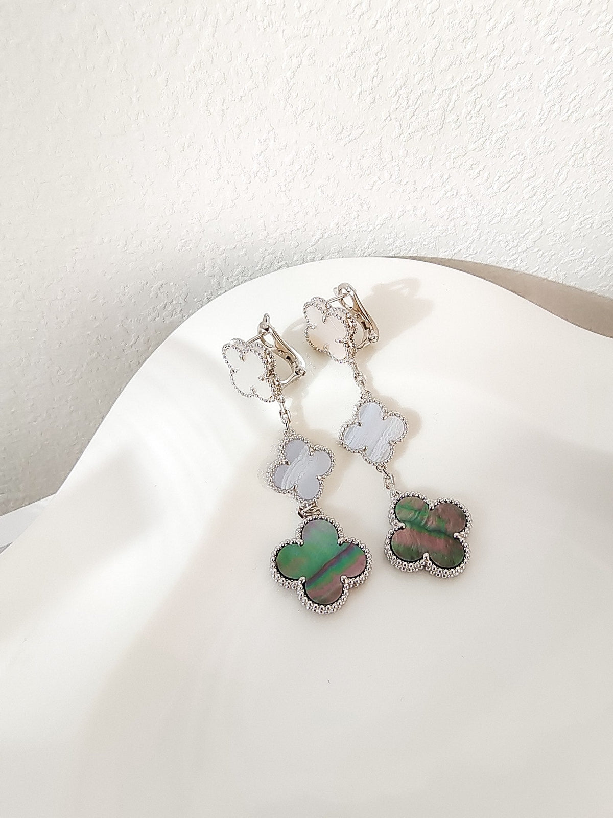 [Garvey ]CLOVER 3 MOTIFS CHALCEDONY DARK MOP SILVER EARRINGS