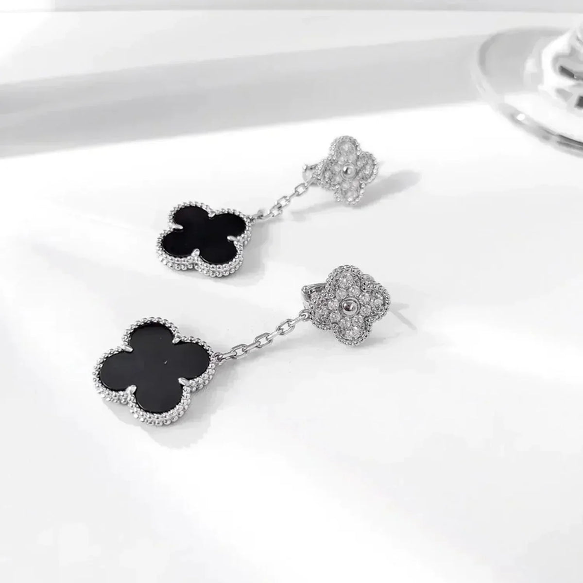 [Garvey ]CLOVER 2 MOTIFS  DIAMOND ONYX EARRINGS SILVER