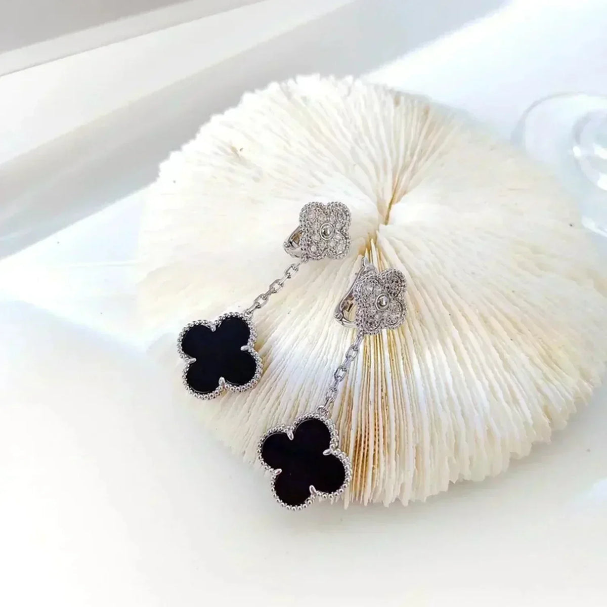 [Garvey ]CLOVER 2 MOTIFS  DIAMOND ONYX EARRINGS SILVER