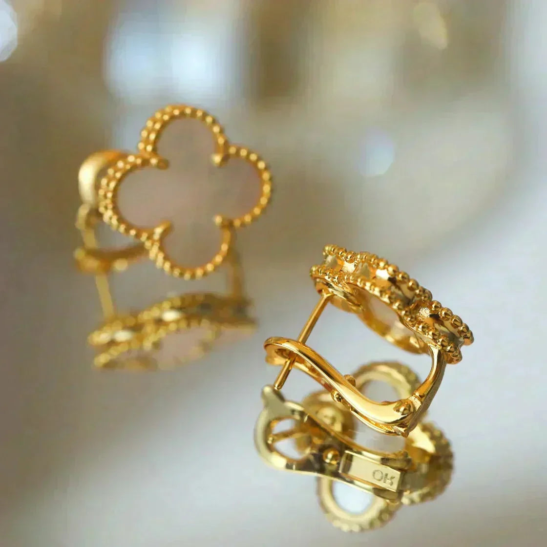 [Garvey ]CLOVER MEDIUM 1 MOTIFS  WHITE MOP STUD EARRINGS