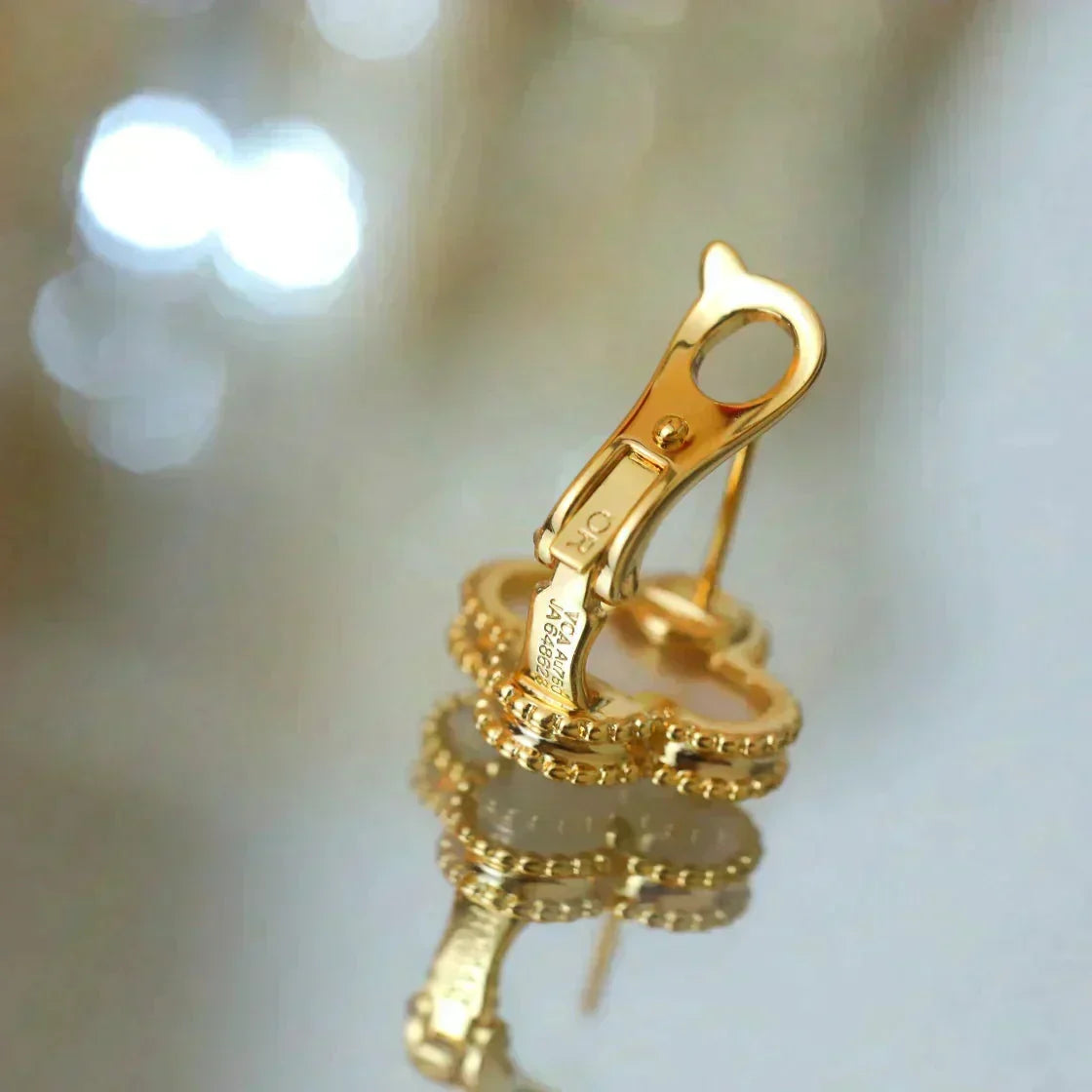 [Garvey ]CLOVER MEDIUM 1 MOTIFS  WHITE MOP STUD EARRINGS
