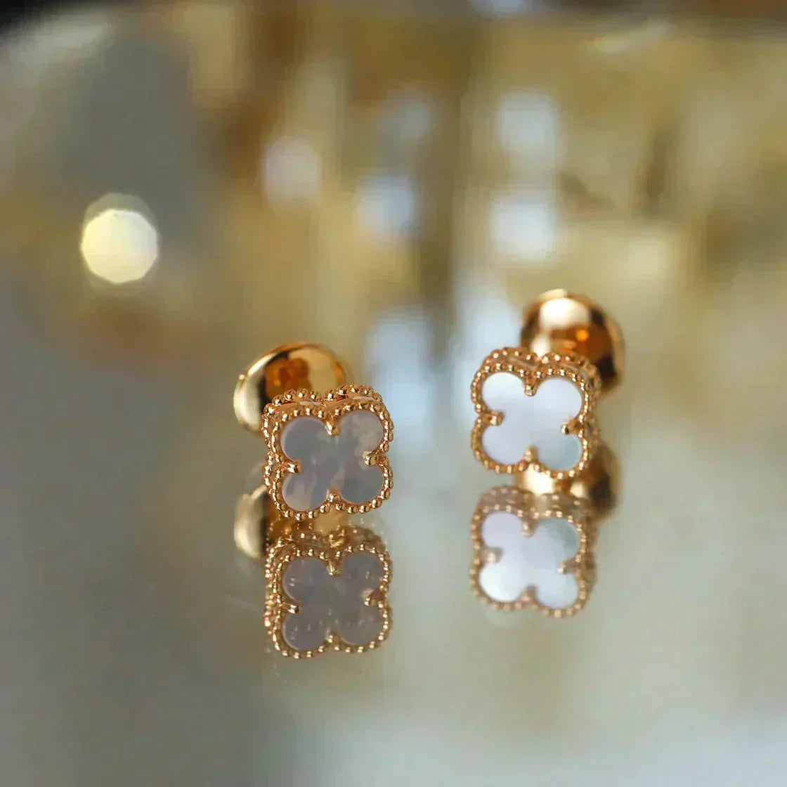 [Garvey ]CLOVER MINI 9.5MM WHITE MOP EARRINGS