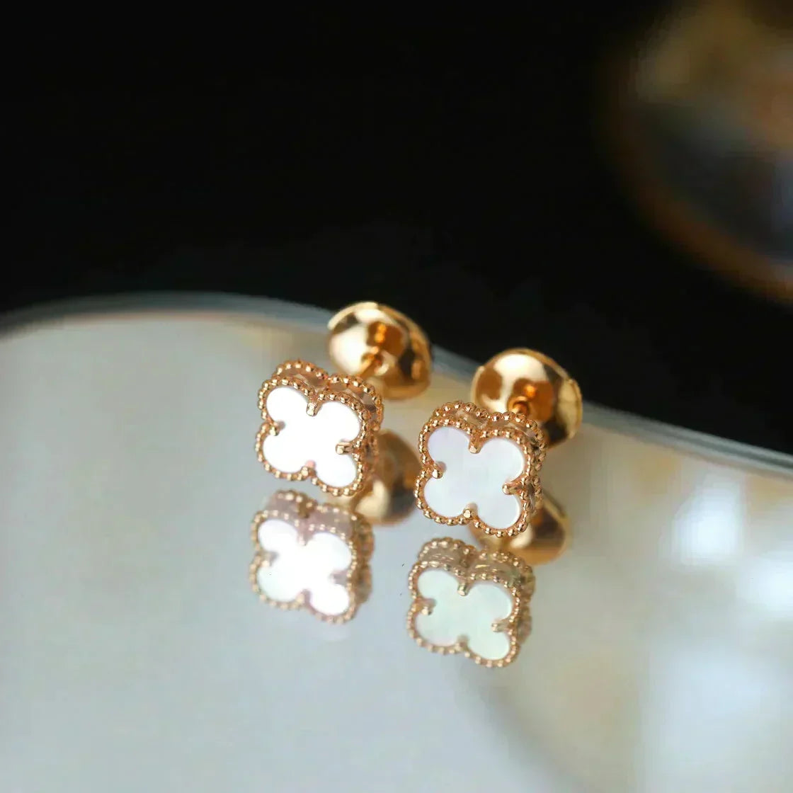 [Garvey ]CLOVER MINI 9.5MM WHITE MOP EARRINGS