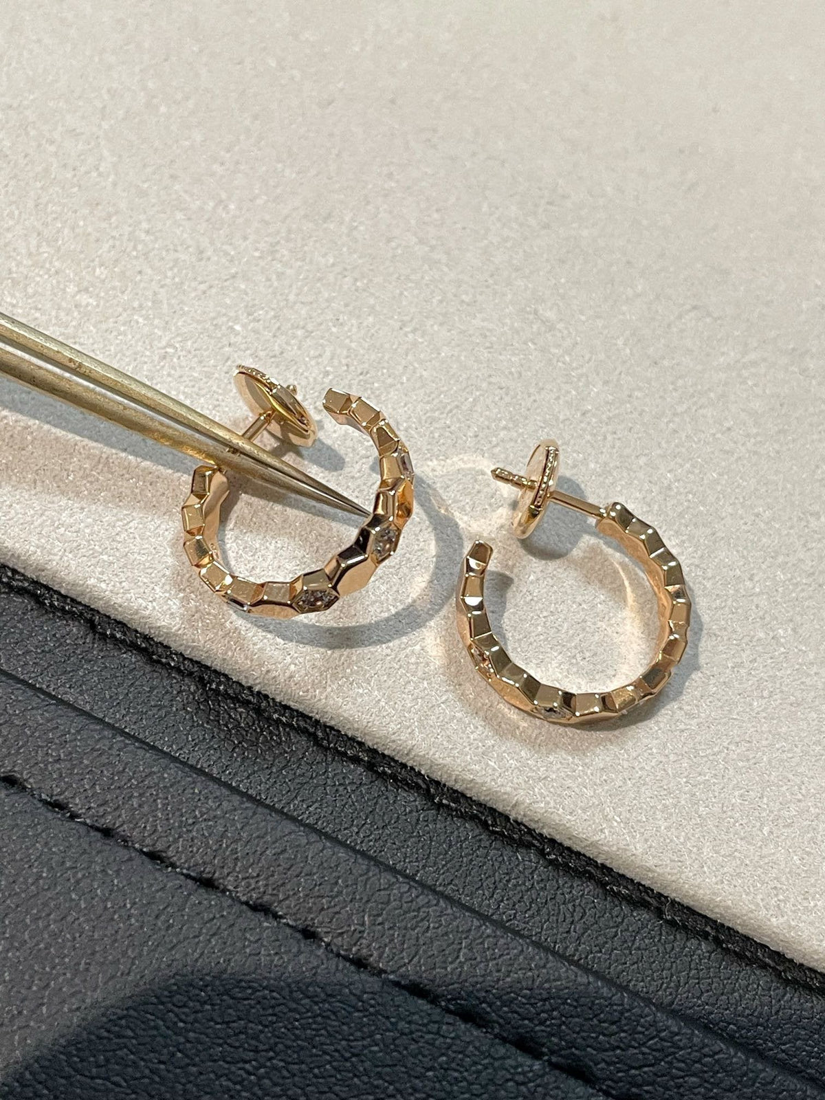 [Garvey ]Hollow Design Four-Leaf Clover Flower Shape Earrings