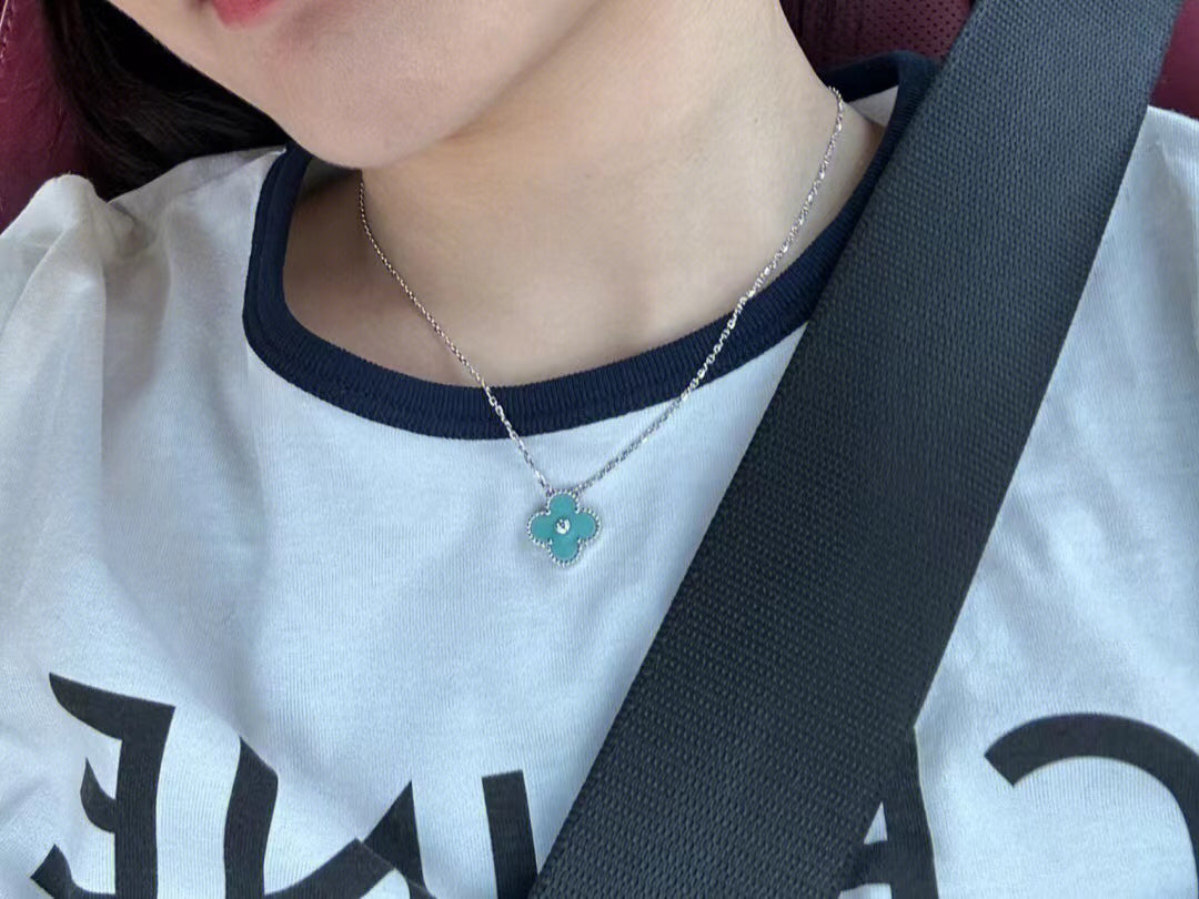 [Garvey ]CLOVER 1 DIAMOND LIGHT BLUE SILVER NECKLACE