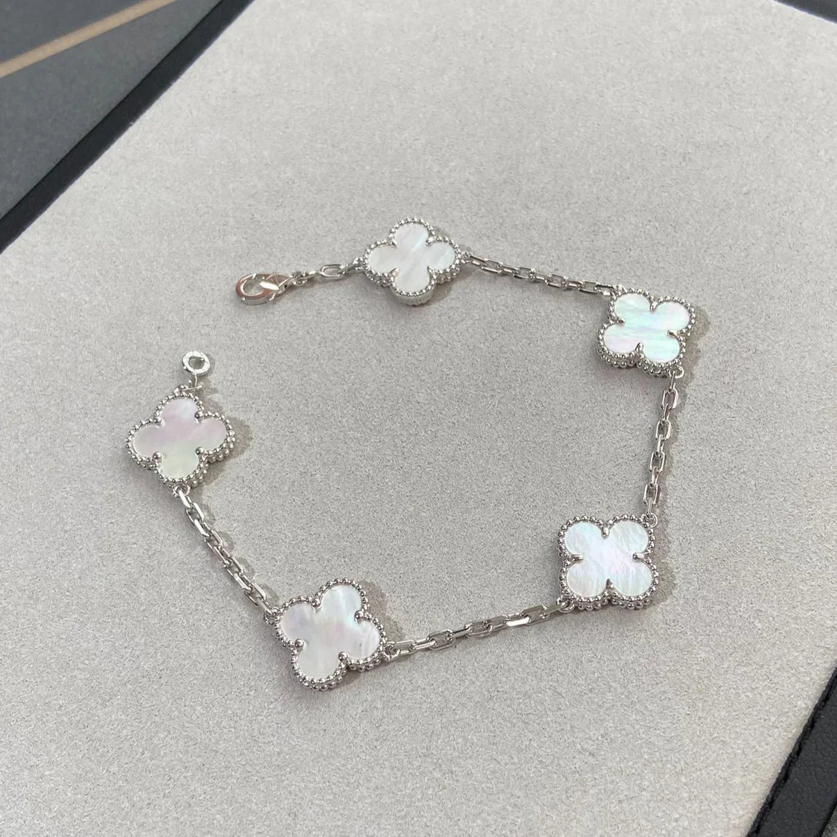 [Garvey]LUCKY CLOVER 5-MOTIF BRACELET - WHITE MOTHER-OF-PEARL COLLECTION