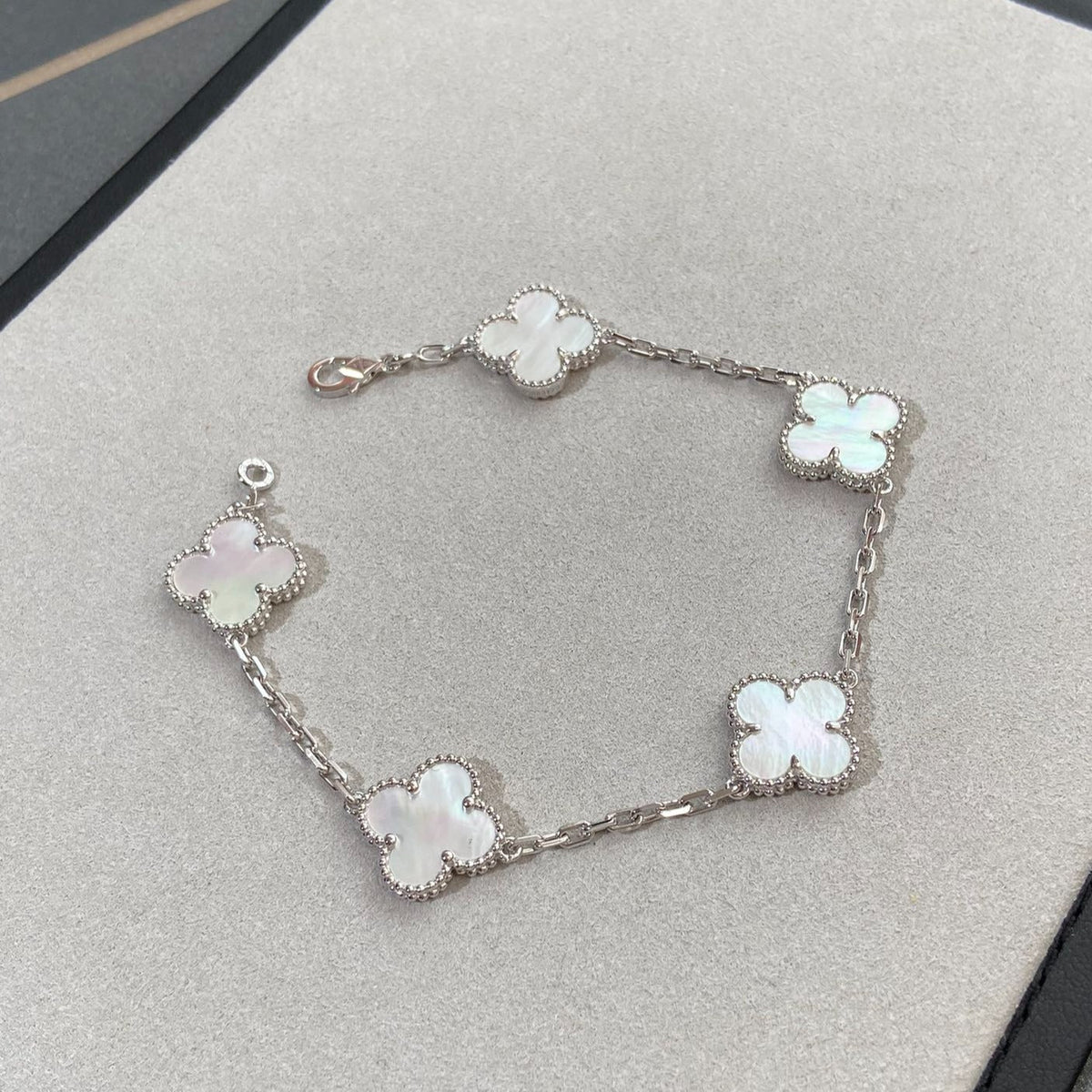[Garvey ]CLOVER WHITE PEARL MOP 5 MOTIF BRACELET COLLECTION