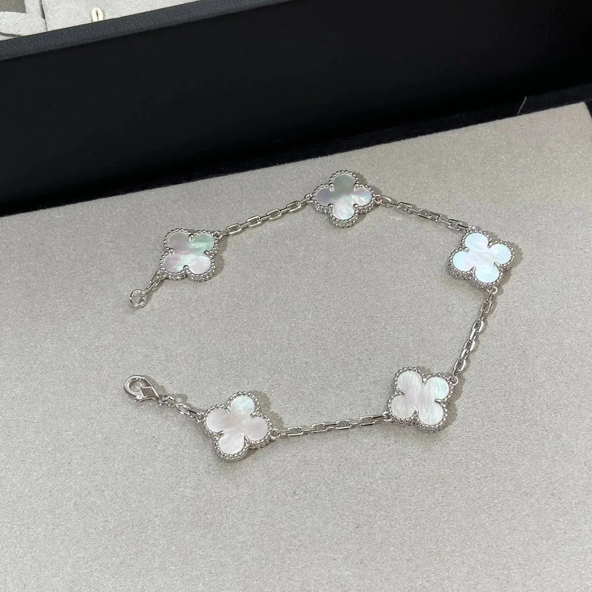 [Garvey]LUCKY CLOVER 5-MOTIF BRACELET - WHITE MOTHER-OF-PEARL COLLECTION