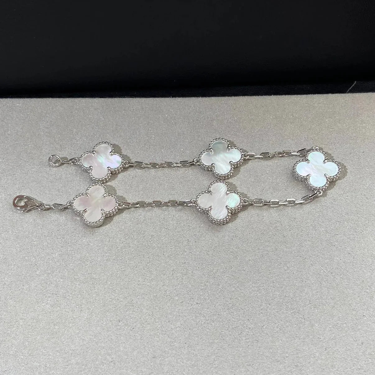 [Garvey]LUCKY CLOVER 5-MOTIF BRACELET - WHITE MOTHER-OF-PEARL COLLECTION