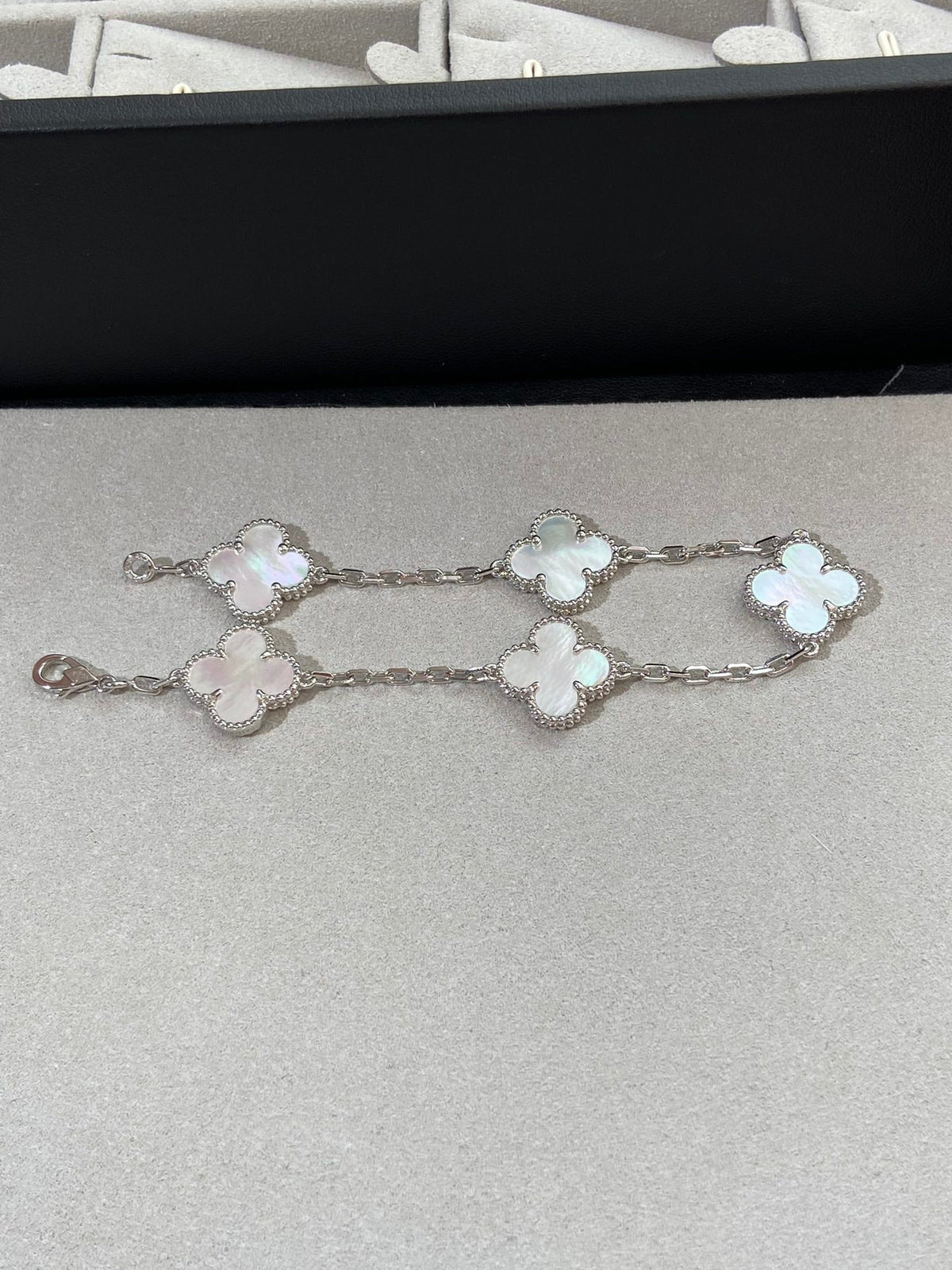 [Garvey ]CLOVER WHITE PEARL MOP 5 MOTIF BRACELET COLLECTION
