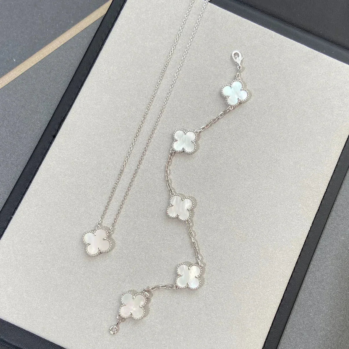 [Garvey]LUCKY CLOVER 5-MOTIF BRACELET - WHITE MOTHER-OF-PEARL COLLECTION