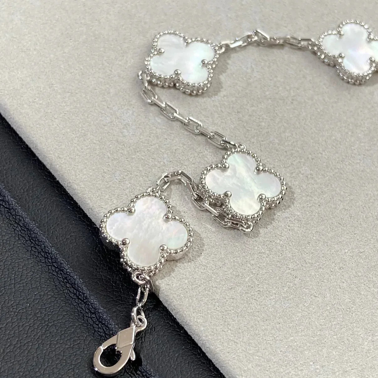 [Garvey]LUCKY CLOVER 5-MOTIF BRACELET - WHITE MOTHER-OF-PEARL COLLECTION