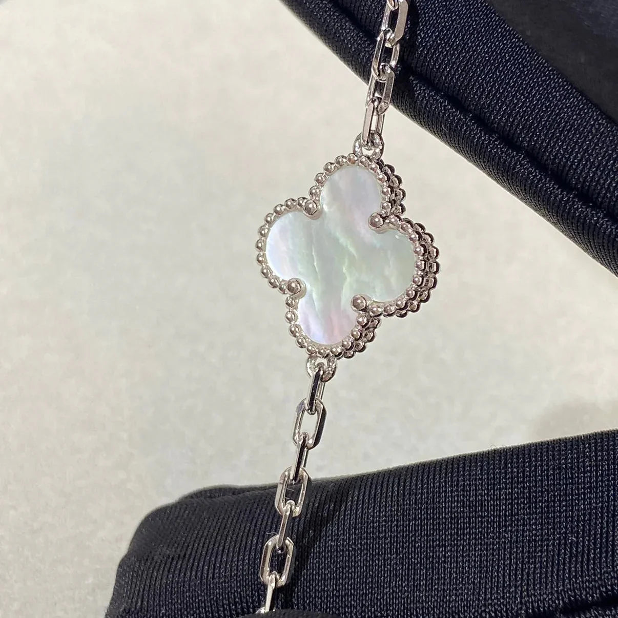 [Garvey]LUCKY CLOVER 5-MOTIF BRACELET - WHITE MOTHER-OF-PEARL COLLECTION