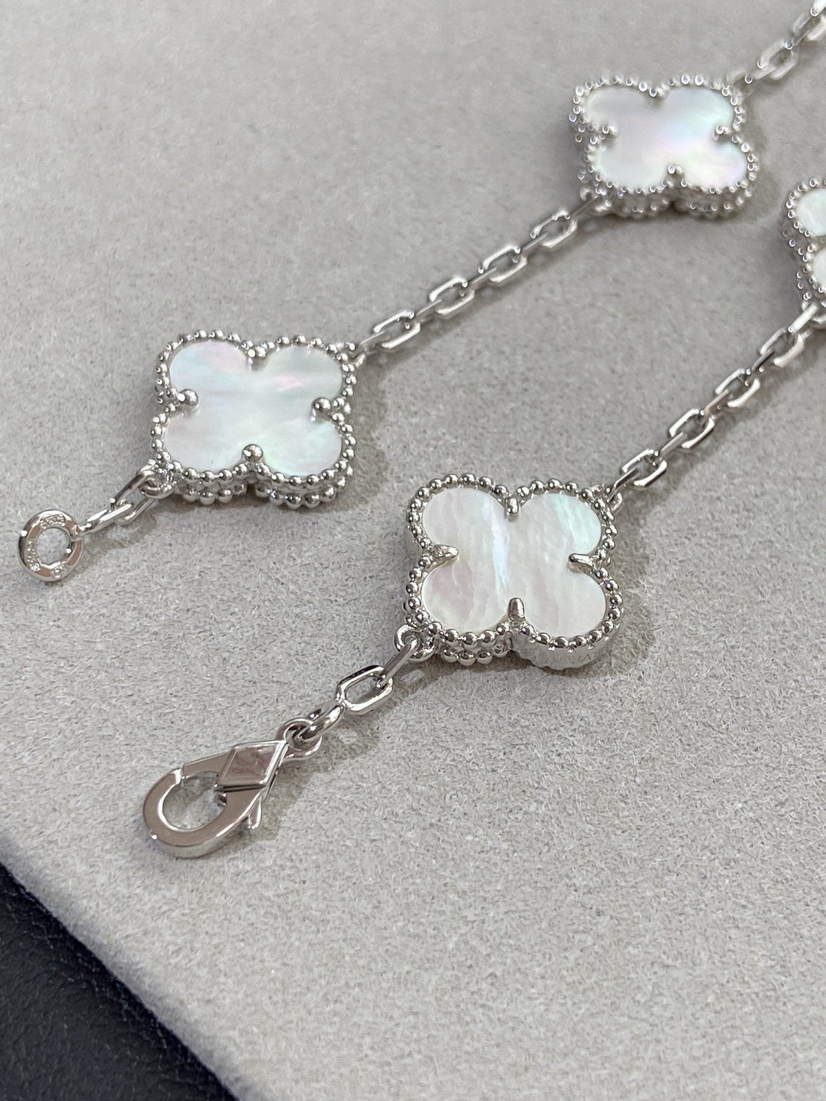 [Garvey ]CLOVER WHITE PEARL MOP 5 MOTIF BRACELET COLLECTION
