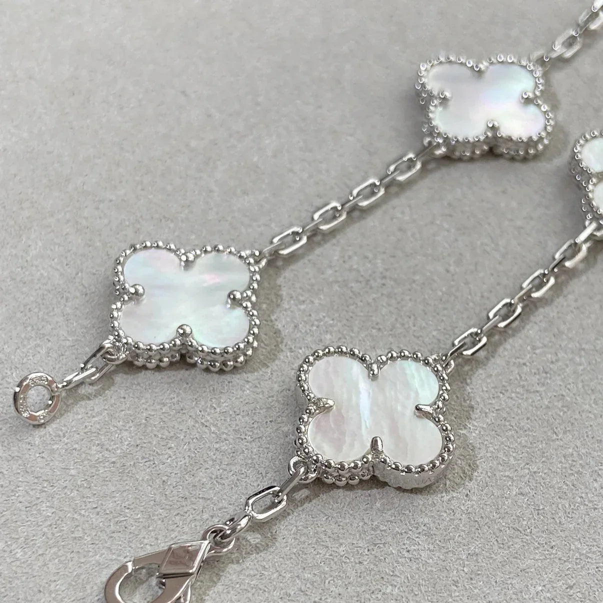 [Garvey]LUCKY CLOVER 5-MOTIF BRACELET - WHITE MOTHER-OF-PEARL COLLECTION