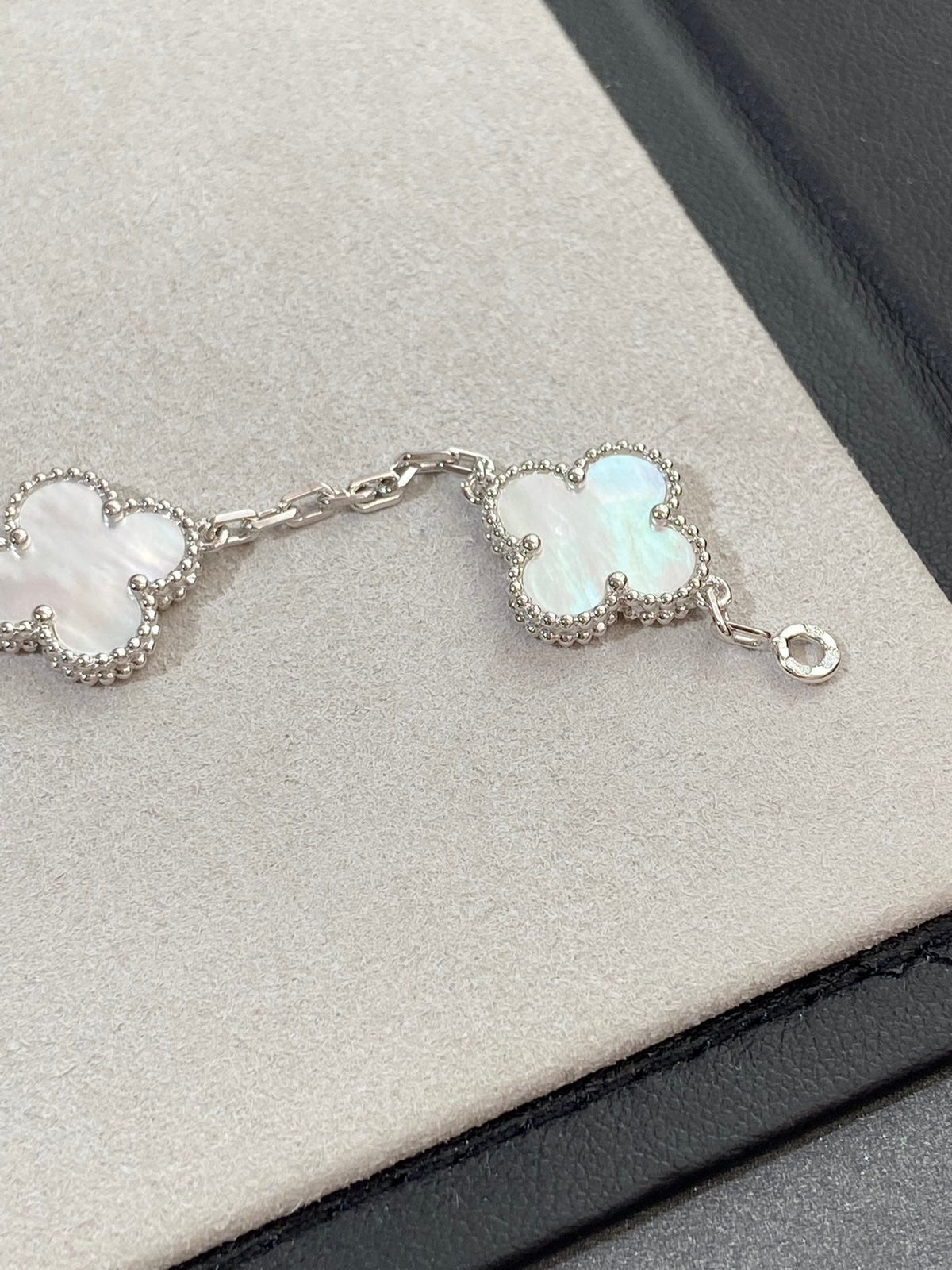 [Garvey ]CLOVER WHITE PEARL MOP 5 MOTIF BRACELET COLLECTION