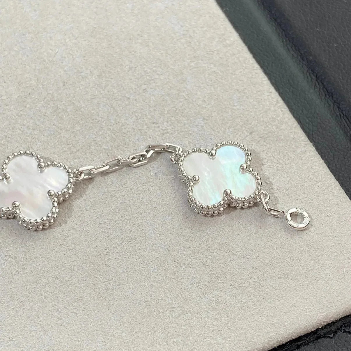 [Garvey]LUCKY CLOVER 5-MOTIF BRACELET - WHITE MOTHER-OF-PEARL COLLECTION