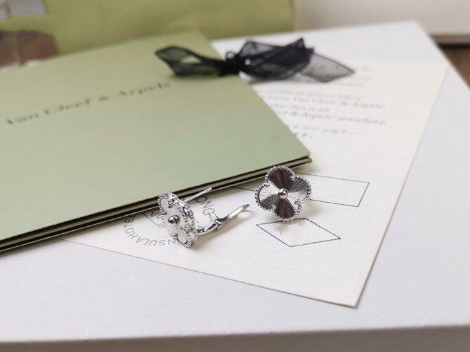 [Garvey ]CLOVER MEDIUM STUD EARRINGS